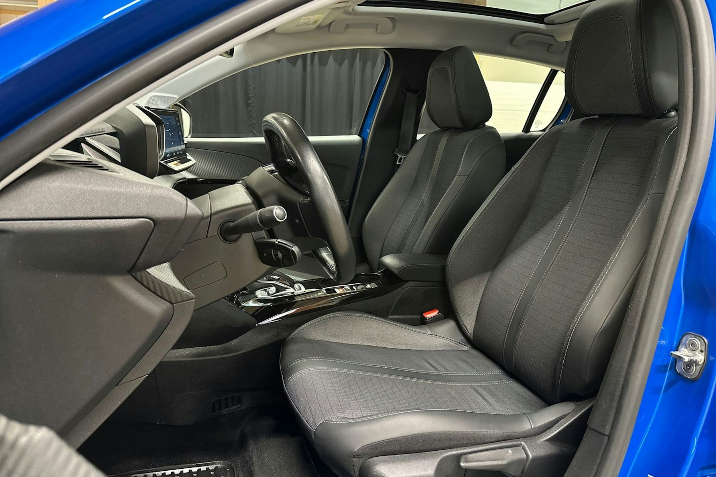 sininen Peugeot e-208 2020 kuva 15.