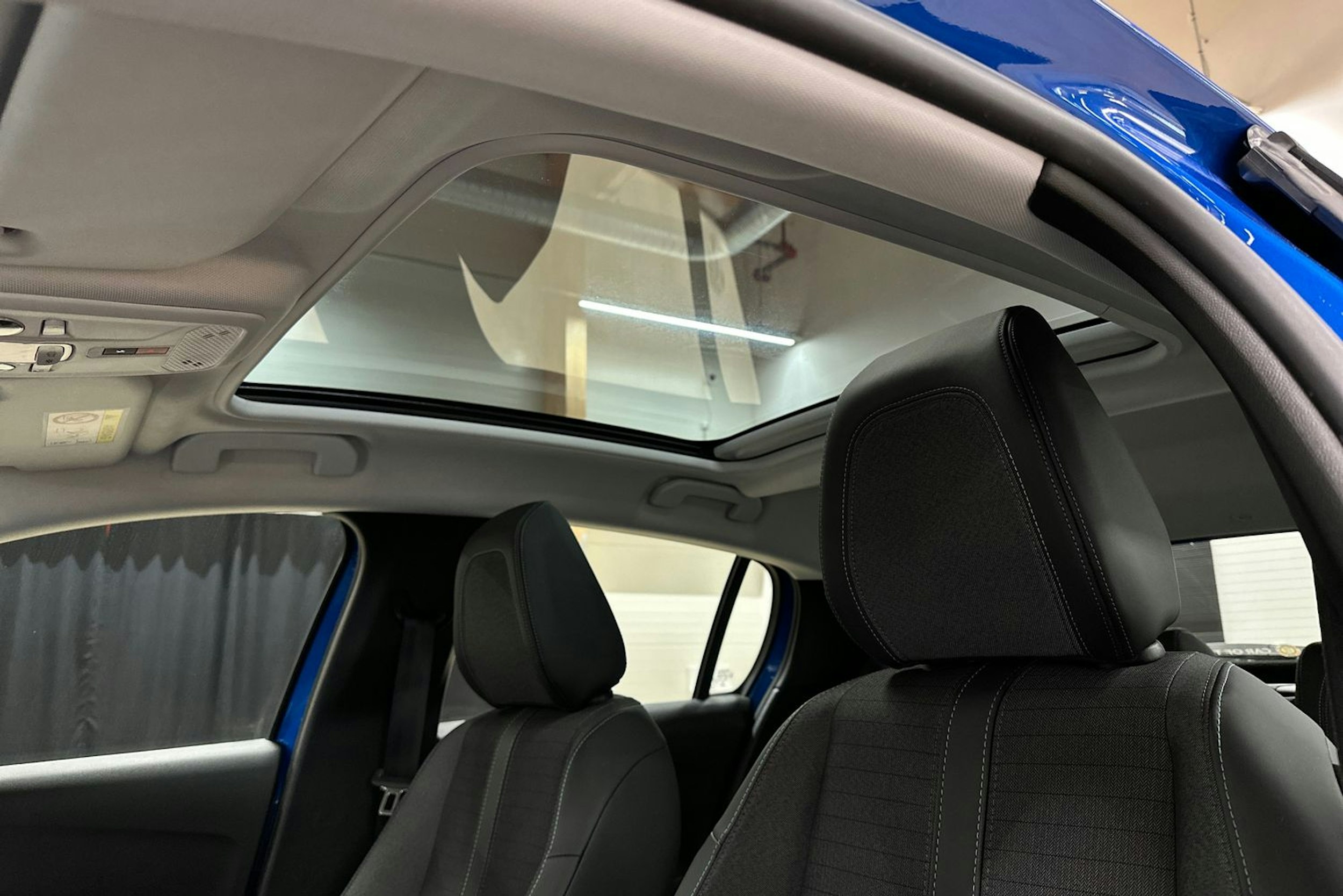 sininen Peugeot e-208 2020 kuva 16.