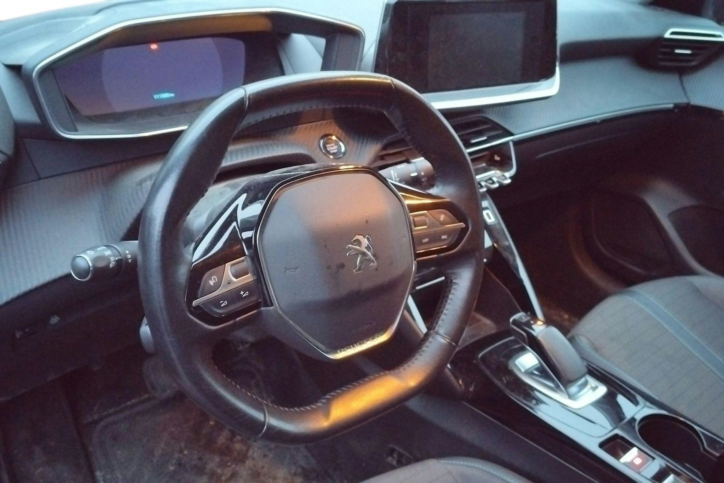 Punainen Peugeot e-208 2021 kuva 3.