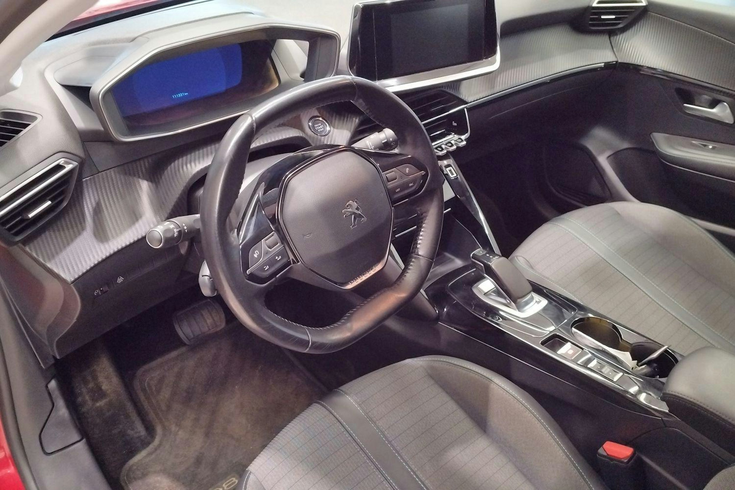 Punainen Peugeot e-208 2021 kuva 7.