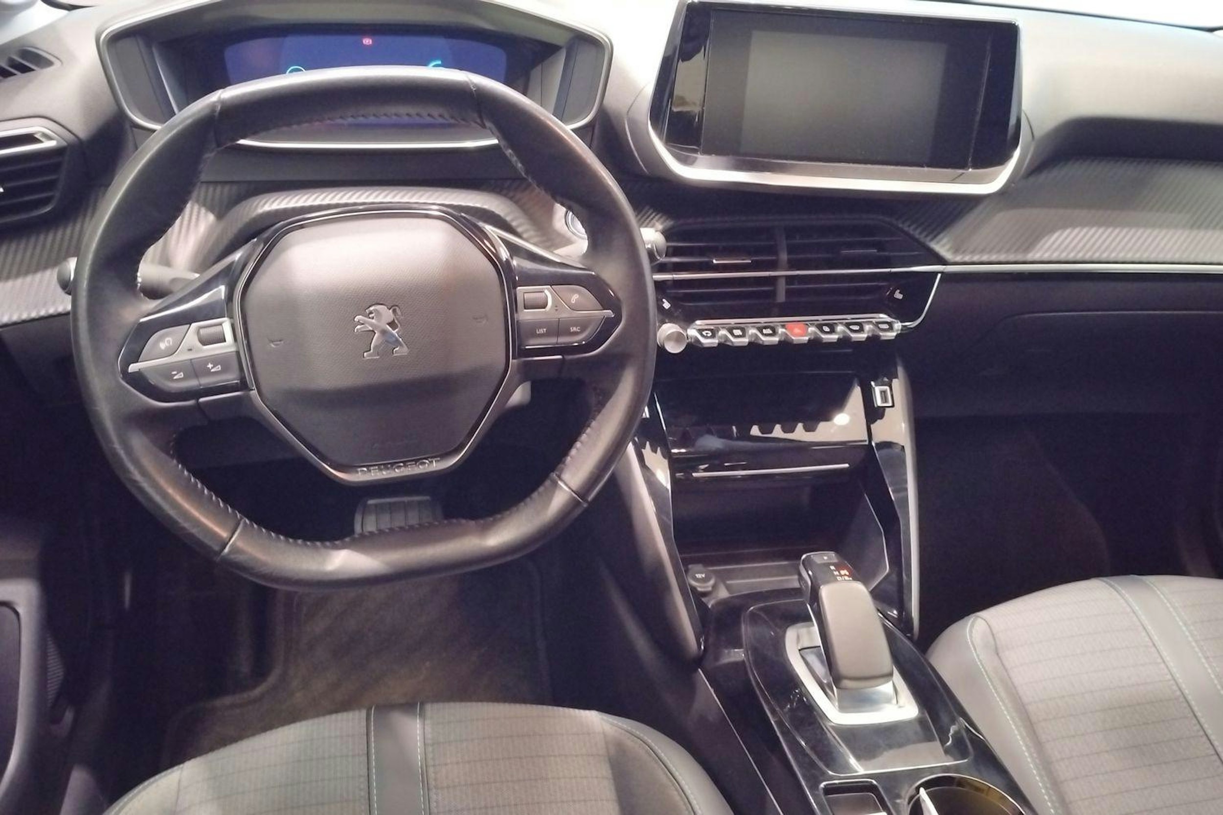 Punainen Peugeot e-208 2021 kuva 9.