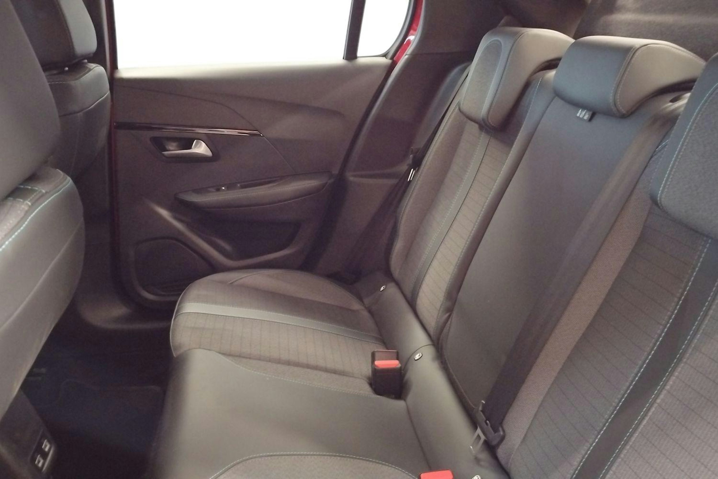 Punainen Peugeot e-208 2021 kuva 10.