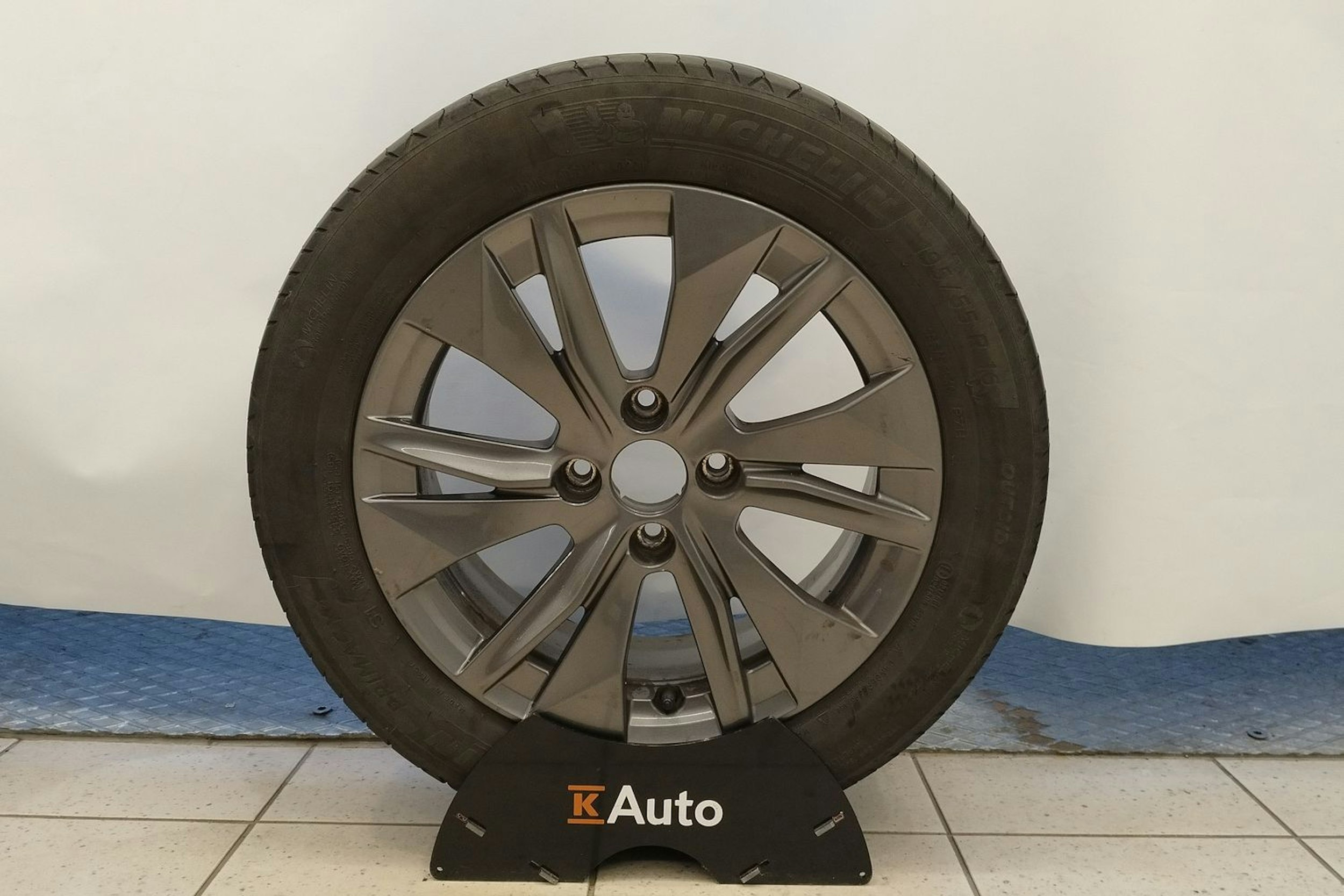 Punainen Peugeot e-208 2021 kuva 13.