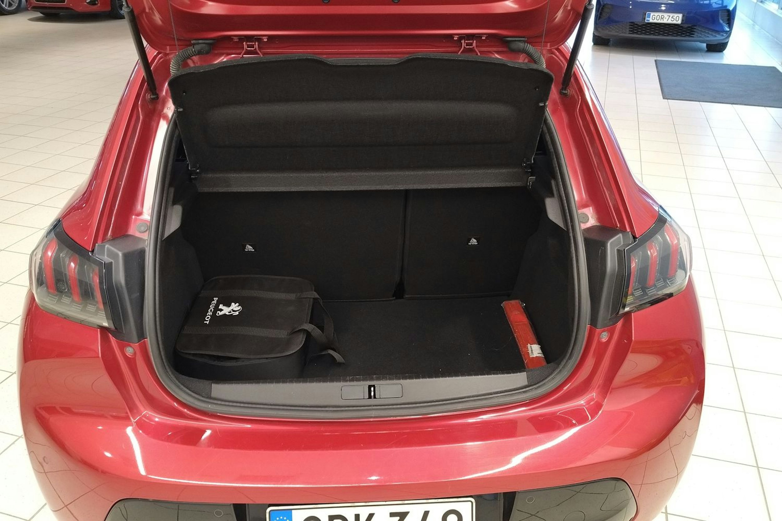 Punainen Peugeot e-208 2021 kuva 14.