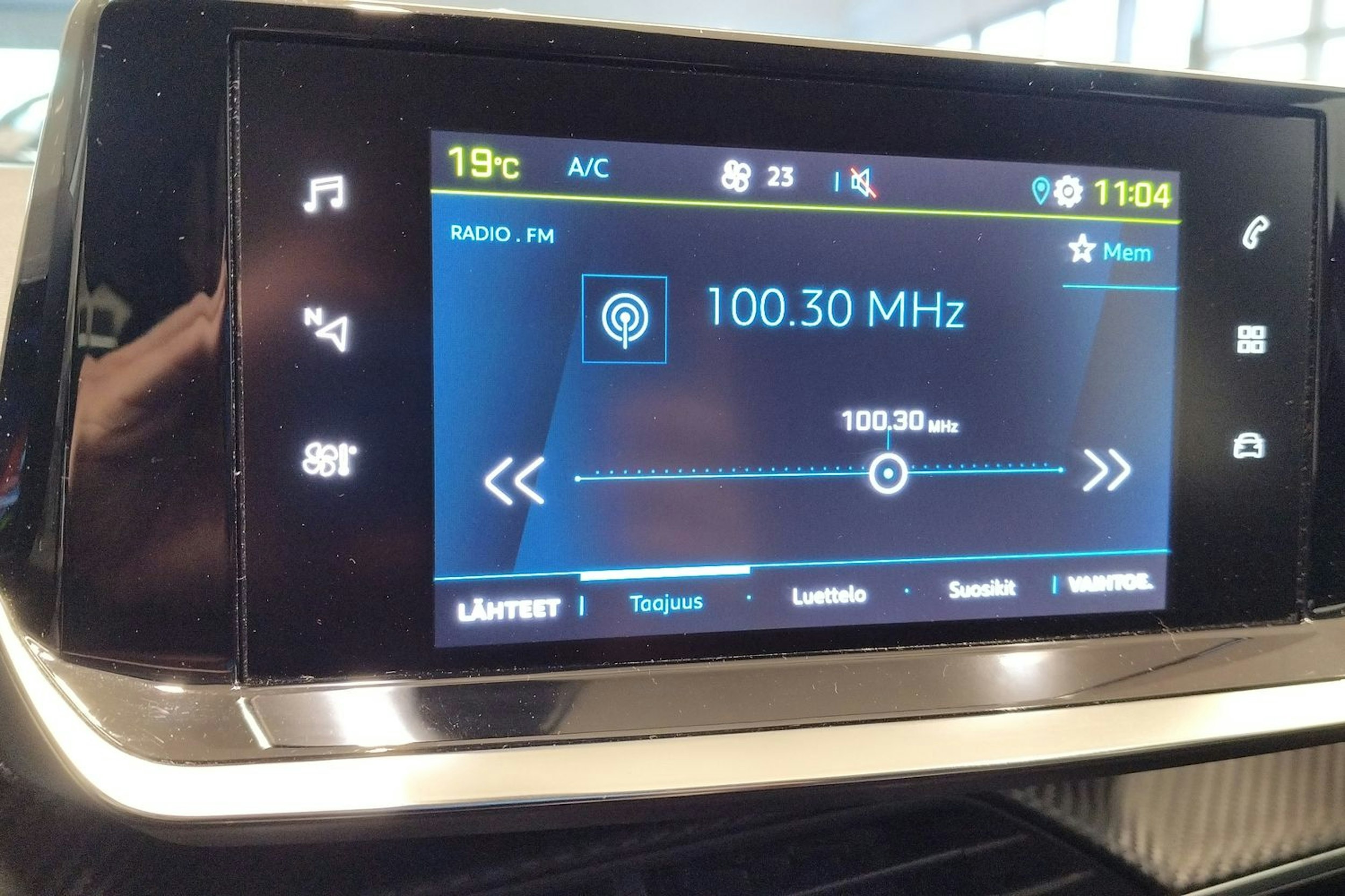 Punainen Peugeot e-208 2021 kuva 16.