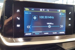 Punainen Peugeot e-208 2021 kuva 16.