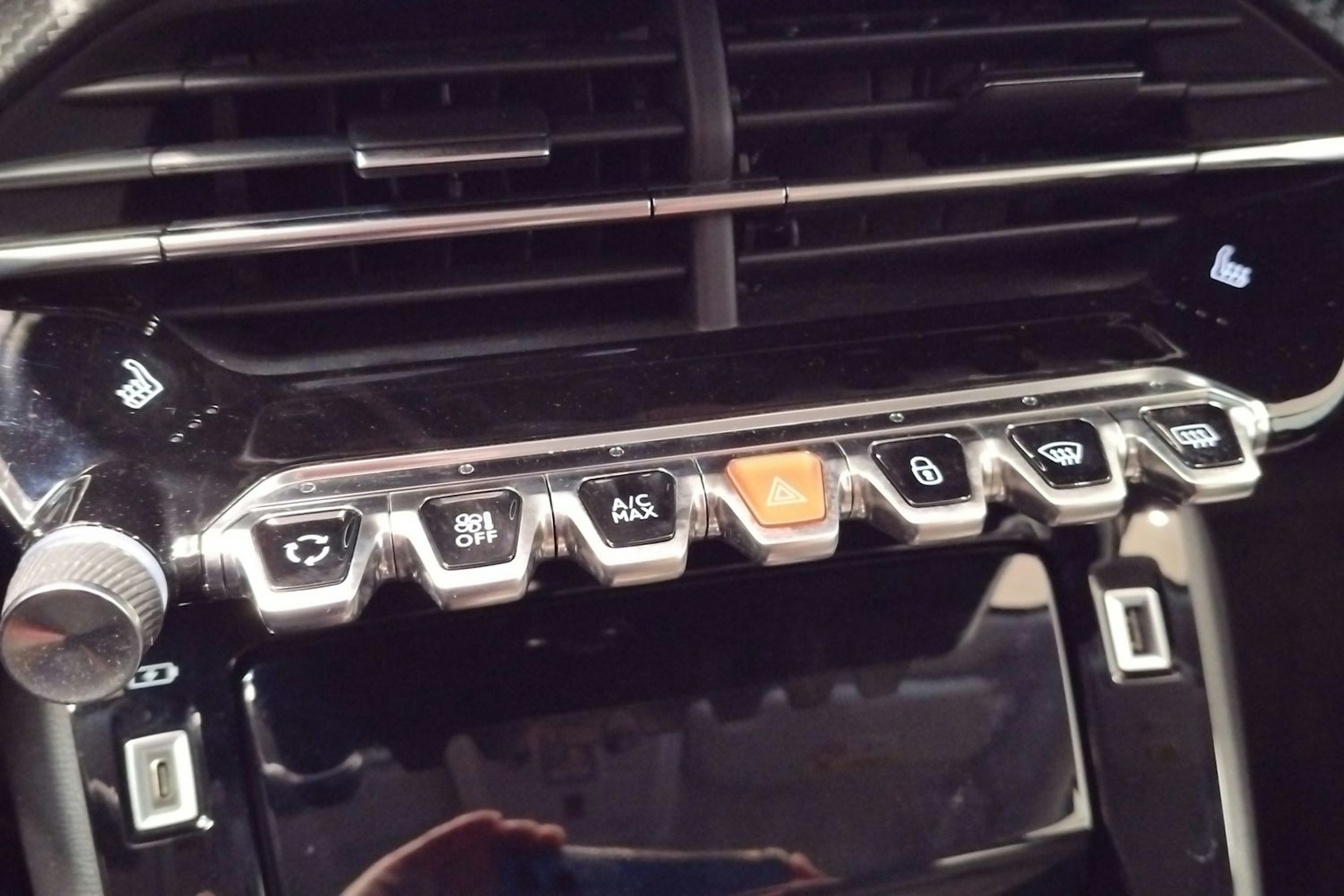 Punainen Peugeot e-208 2021 kuva 17.