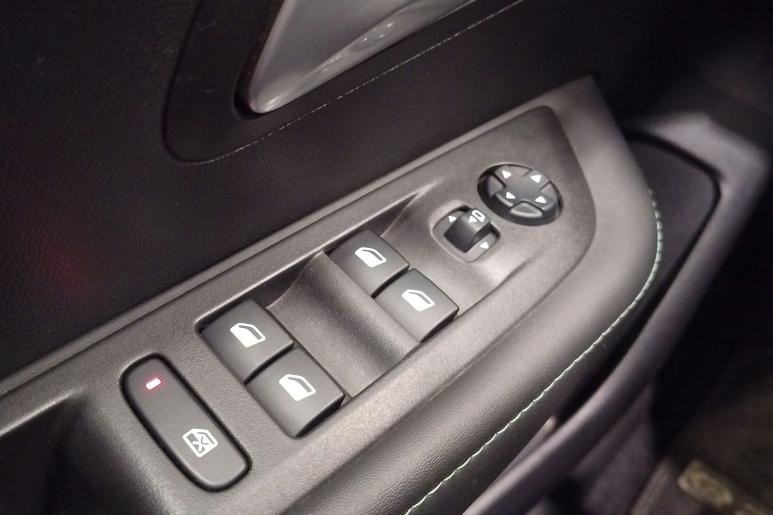 Punainen Peugeot e-208 2021 kuva 18.