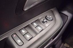 Punainen Peugeot e-208 2021 kuva 18.