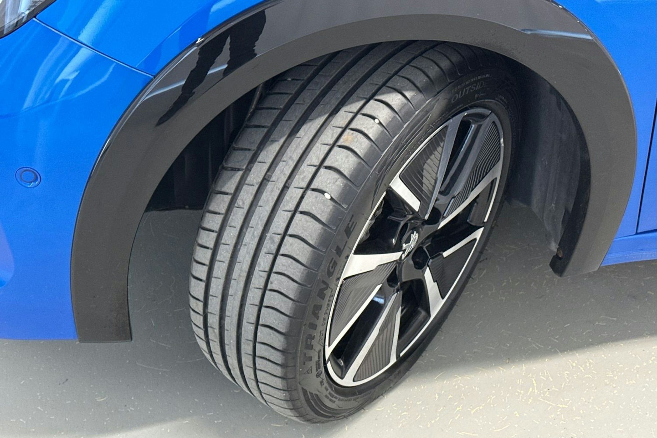 sininen Peugeot e-208 2021 kuva 13.