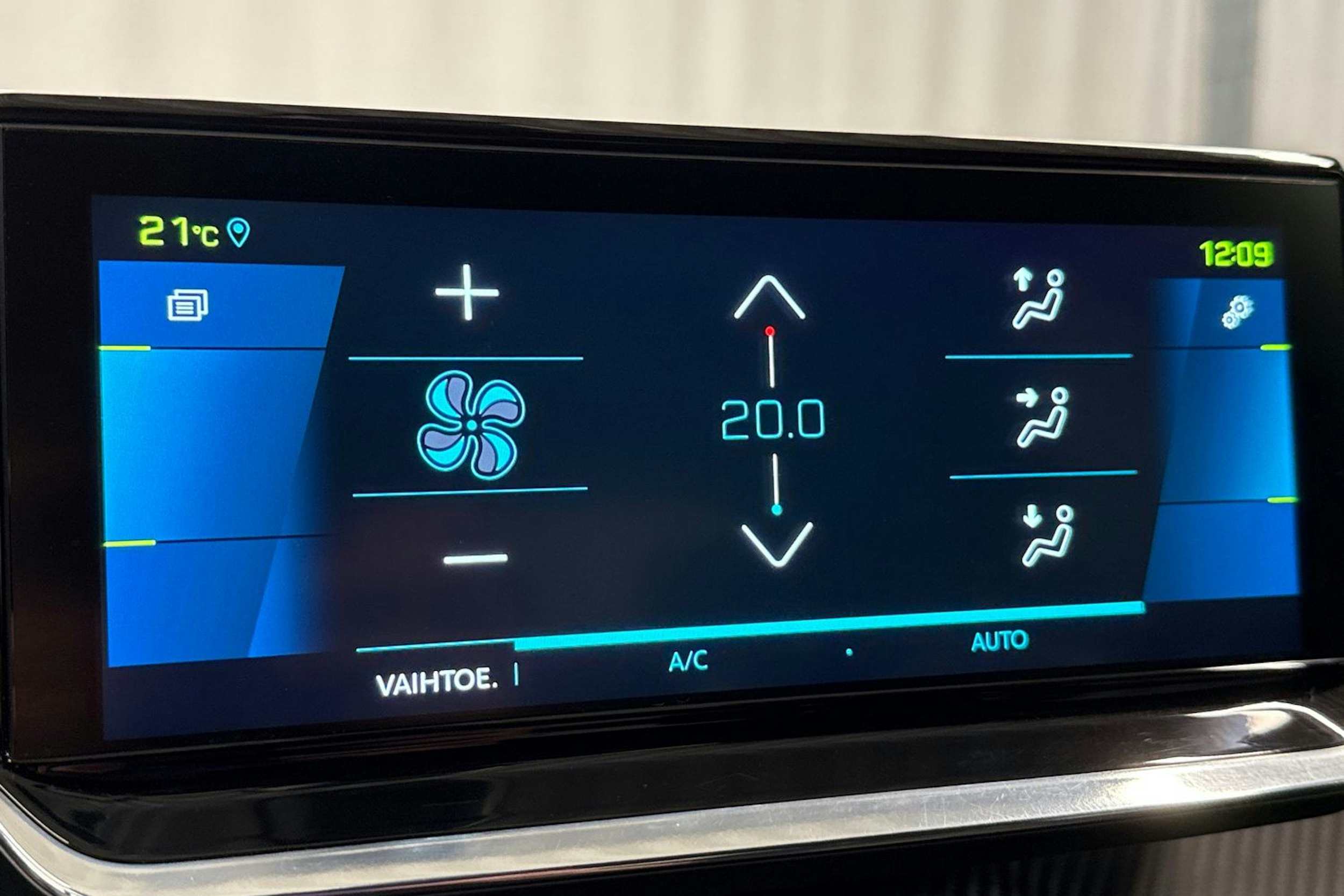 sininen Peugeot e-208 2021 kuva 20.