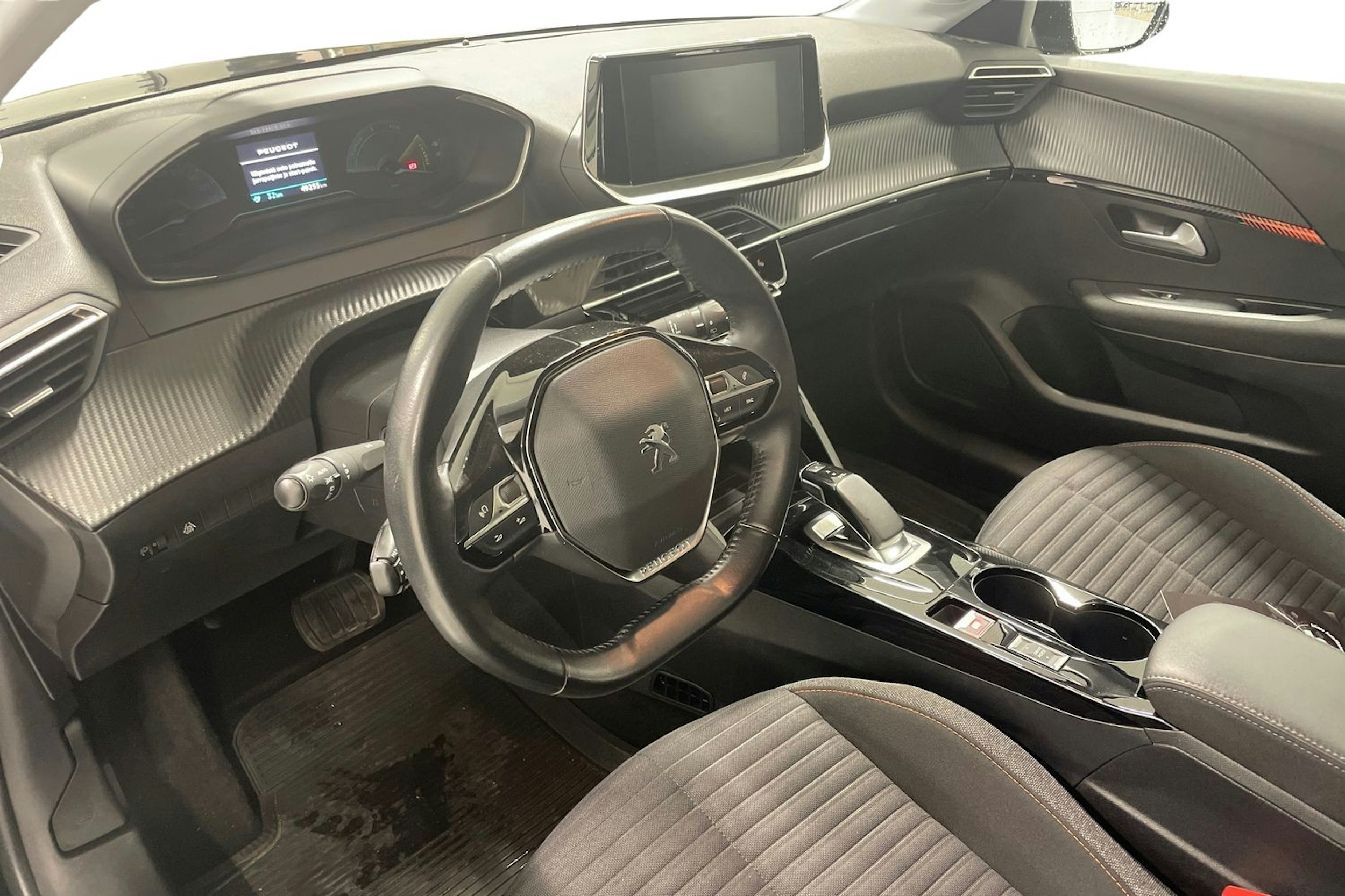 Musta Peugeot e-208 2021 kuva 7.