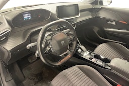 Musta Peugeot e-208 2021 kuva 7.