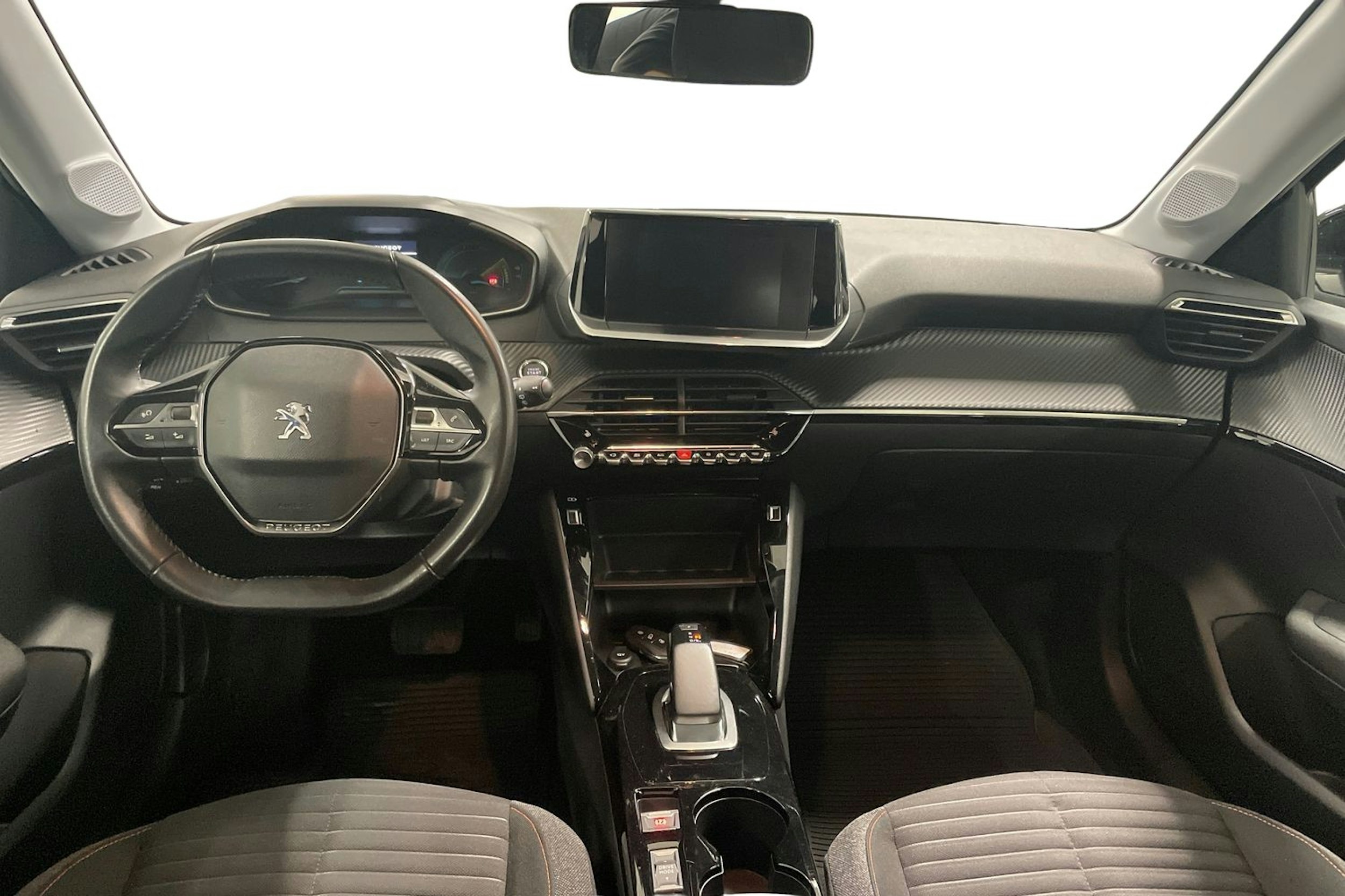 Musta Peugeot e-208 2021 kuva 9.