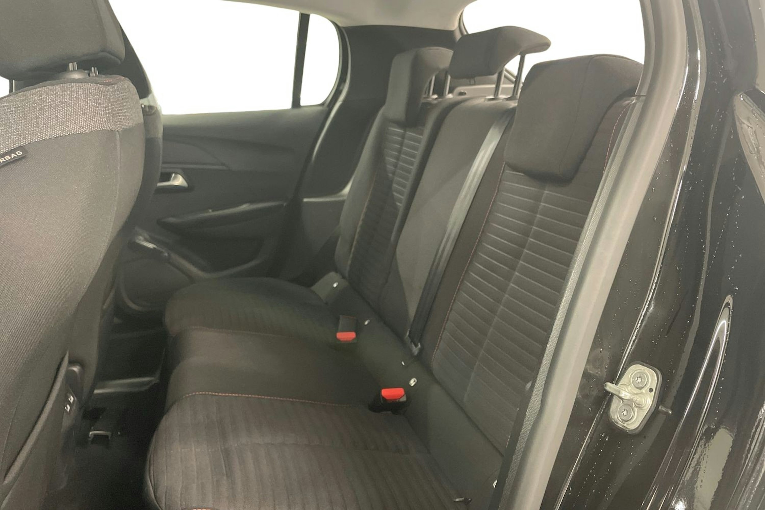 Musta Peugeot e-208 2021 kuva 10.