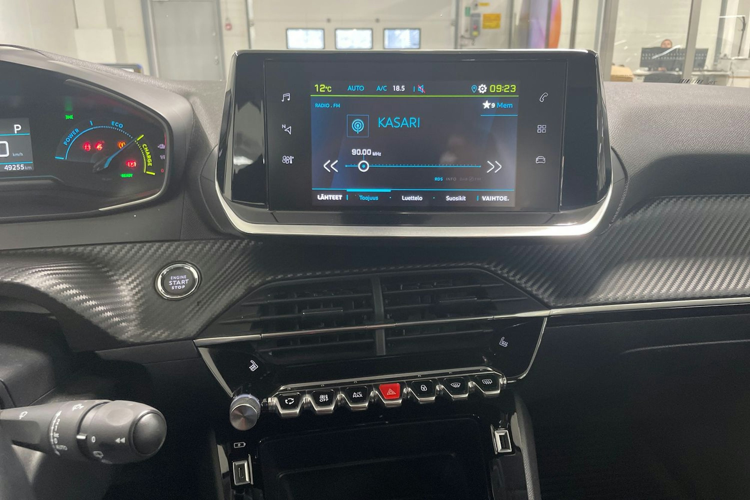 Musta Peugeot e-208 2021 kuva 14.