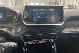 Musta Peugeot e-208 2021 kuva 14.