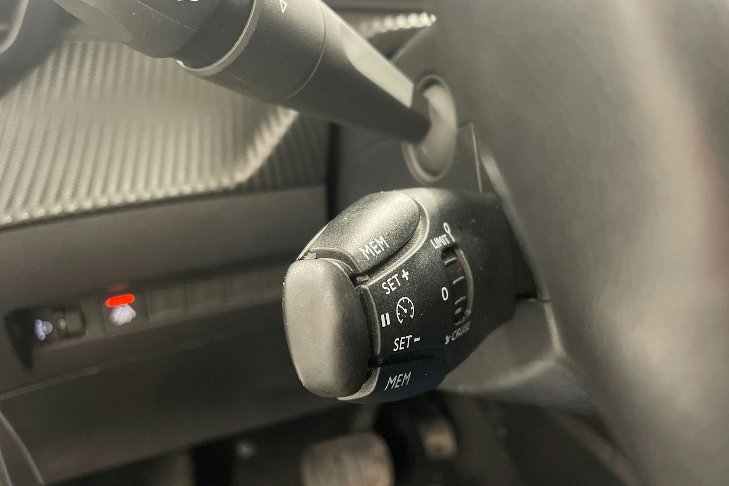 Musta Peugeot e-208 2021 kuva 17.