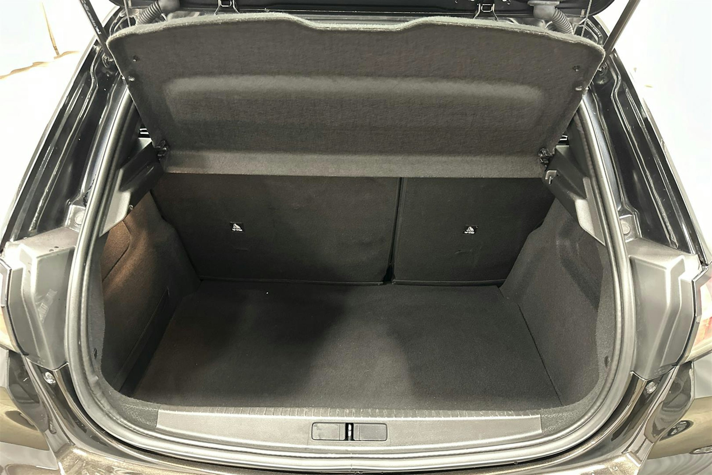Musta Peugeot e-208 2021 kuva 21.