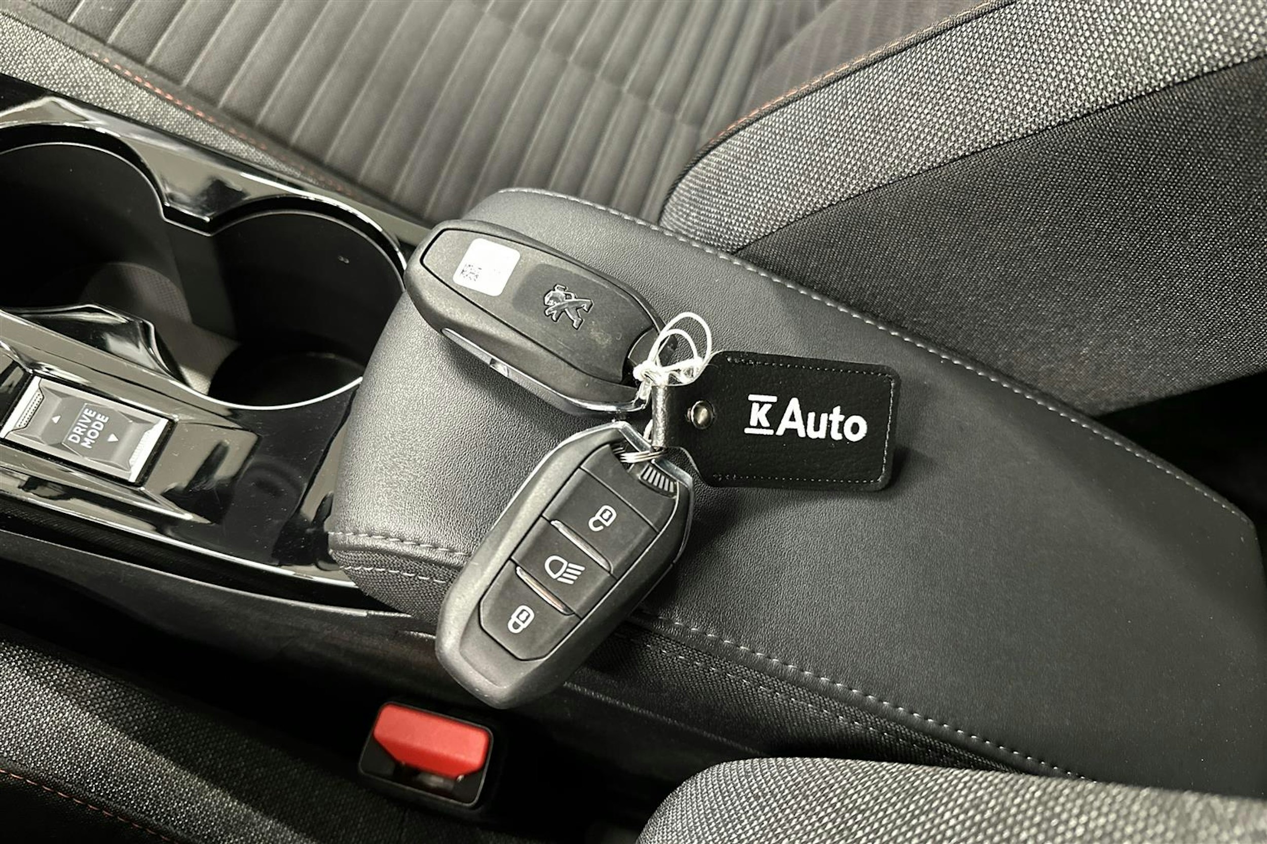 Musta Peugeot e-208 2021 kuva 25.