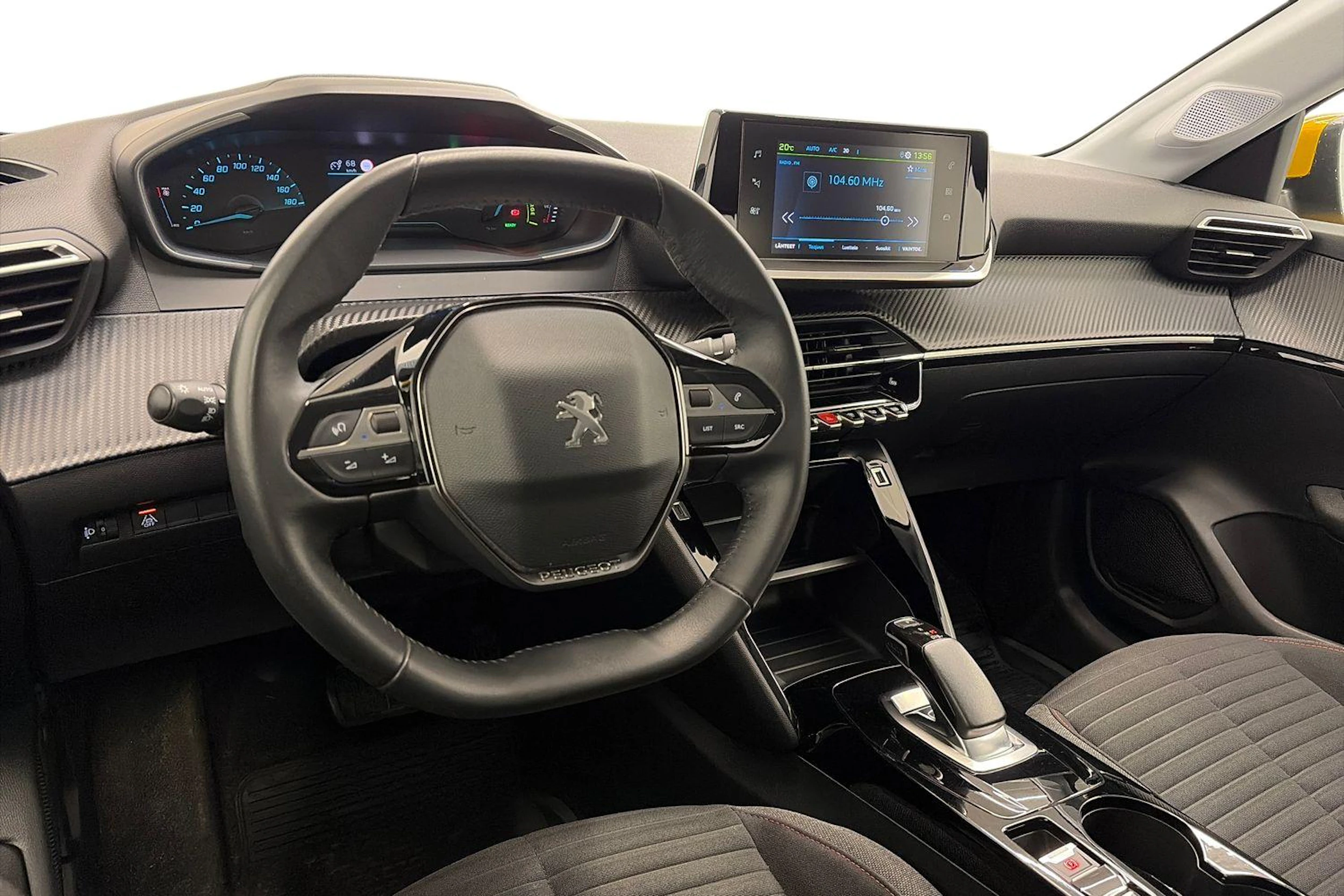 Keltainen Peugeot e-208 2021 kuva 6.