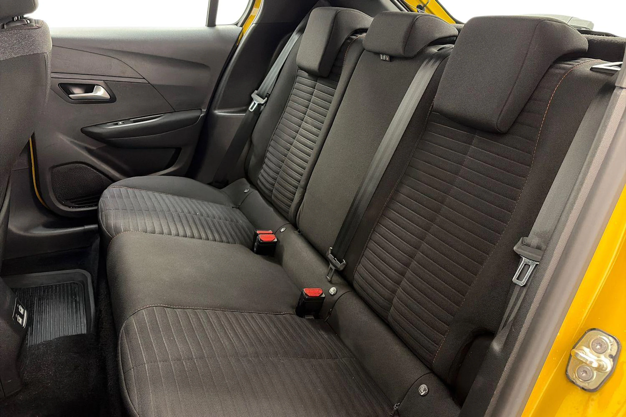 Keltainen Peugeot e-208 2021 kuva 8.
