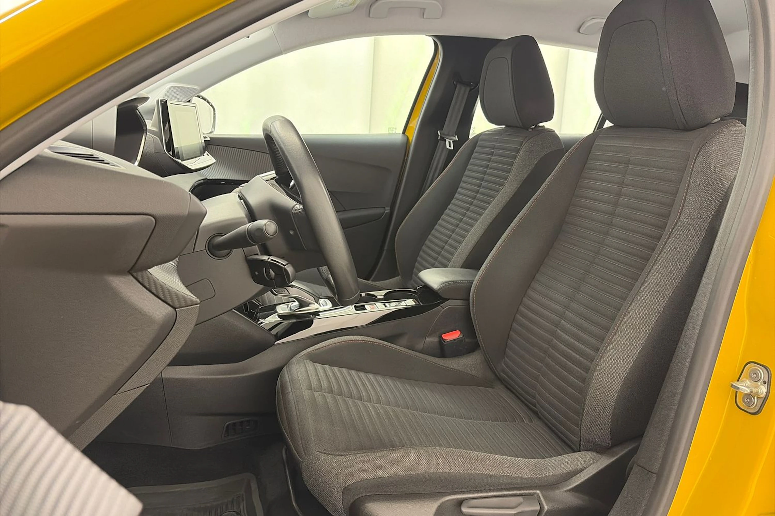 Keltainen Peugeot e-208 2021 kuva 12.