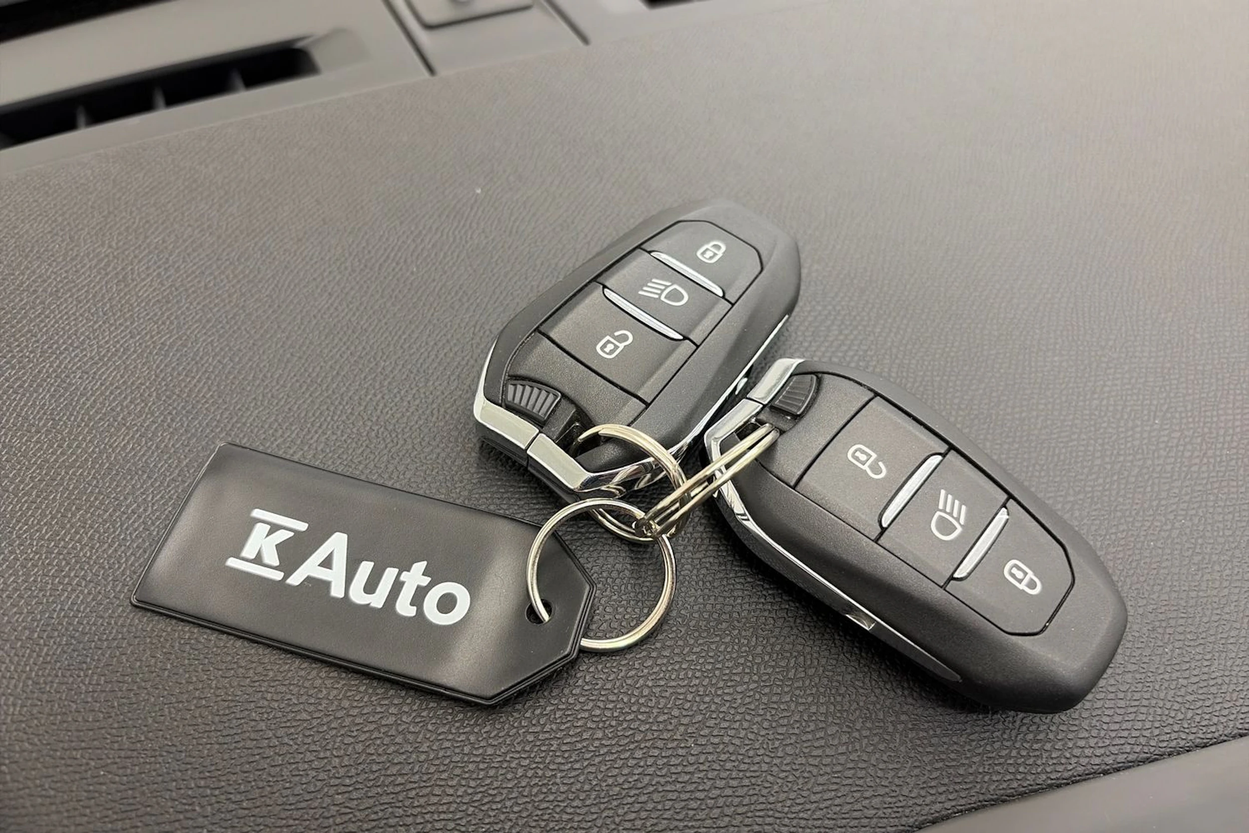 Keltainen Peugeot e-208 2021 kuva 24.