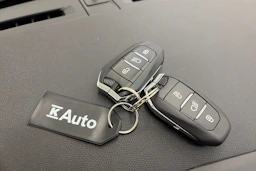 Keltainen Peugeot e-208 2021 kuva 24.