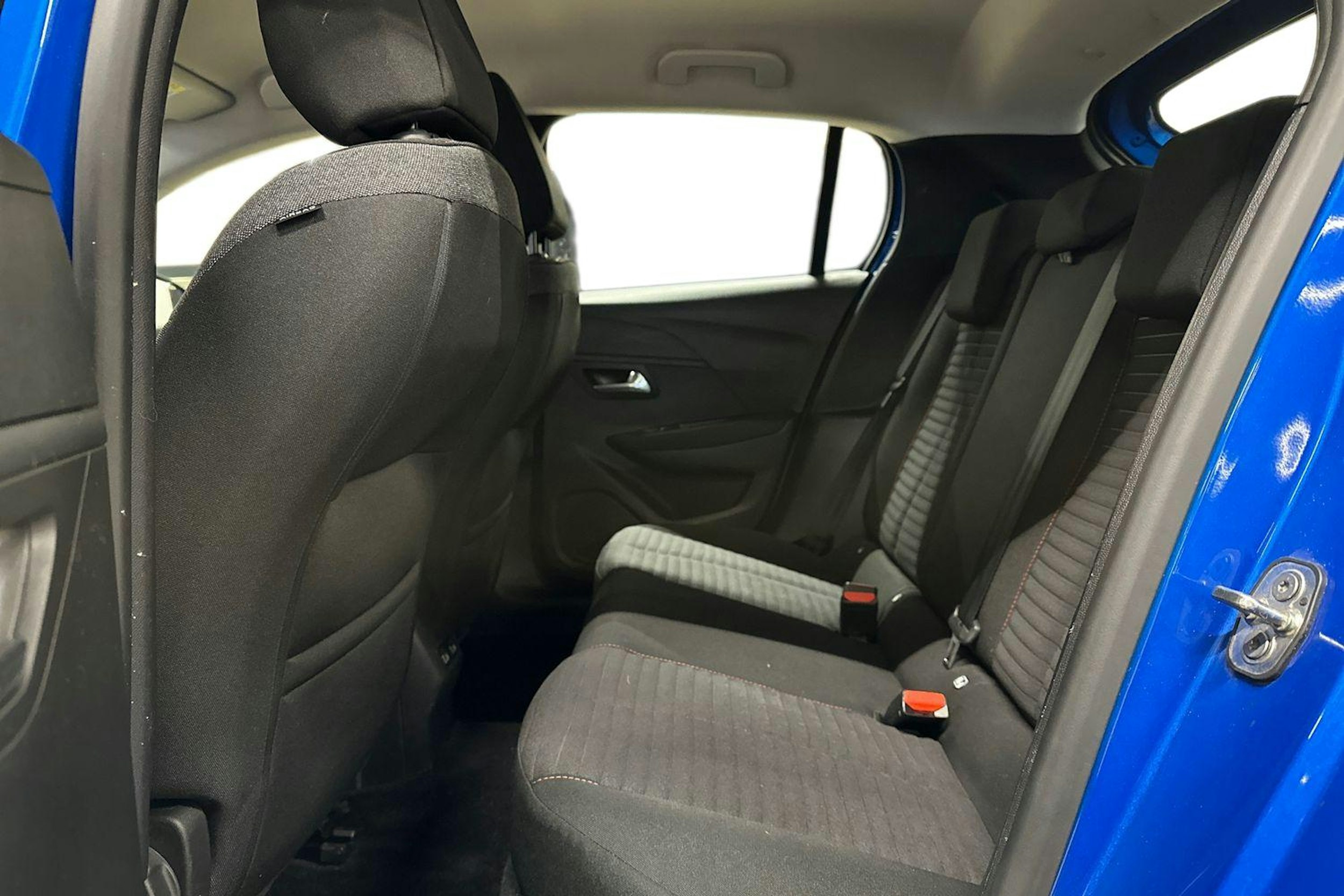 sininen Peugeot e-208 2022 kuva 10.