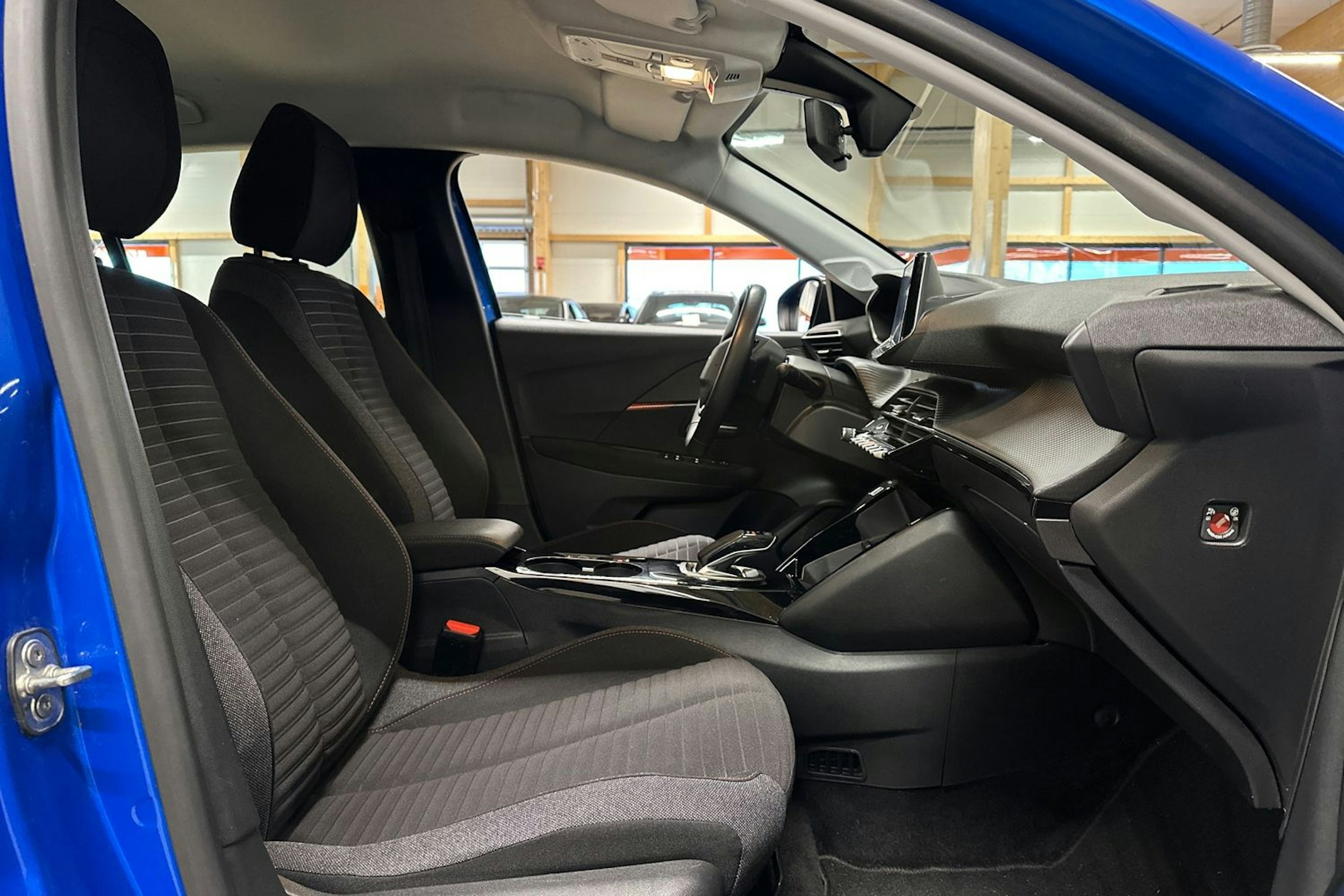 sininen Peugeot e-208 2022 kuva 14.