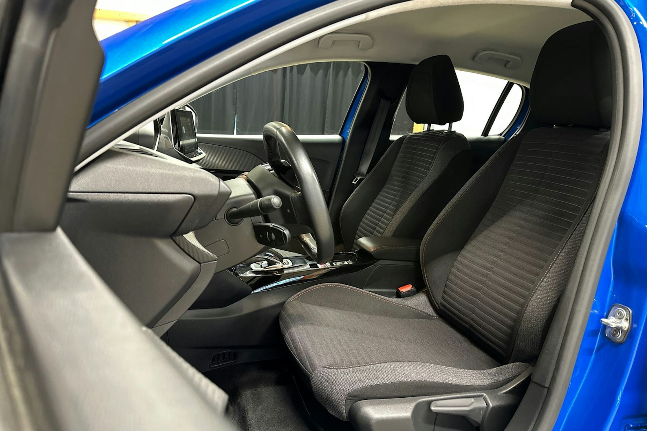 sininen Peugeot e-208 2022 kuva 15.