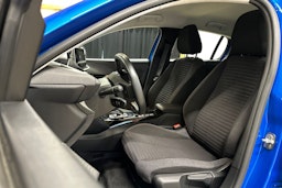 sininen Peugeot e-208 2022 kuva 15.
