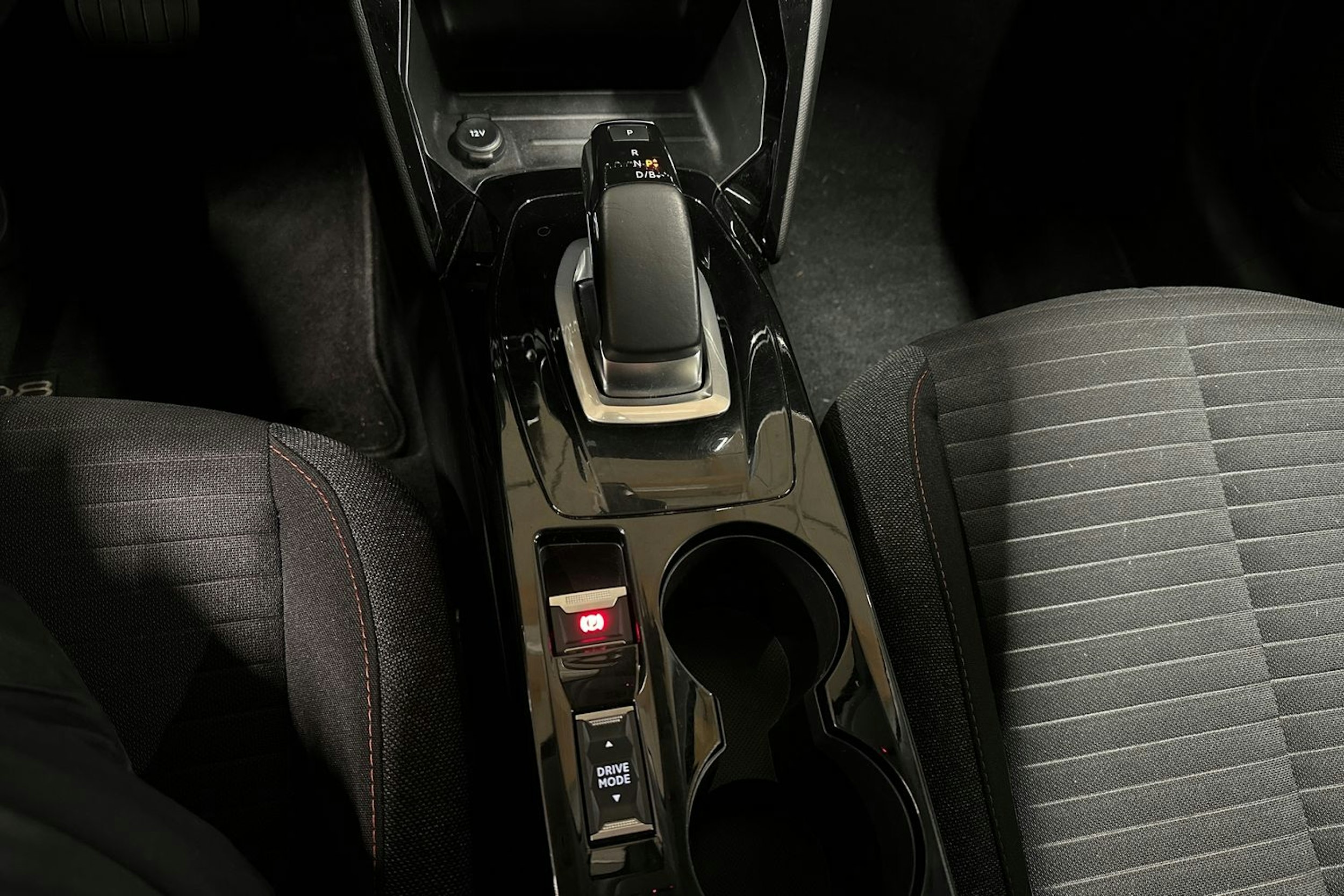 sininen Peugeot e-208 2022 kuva 20.