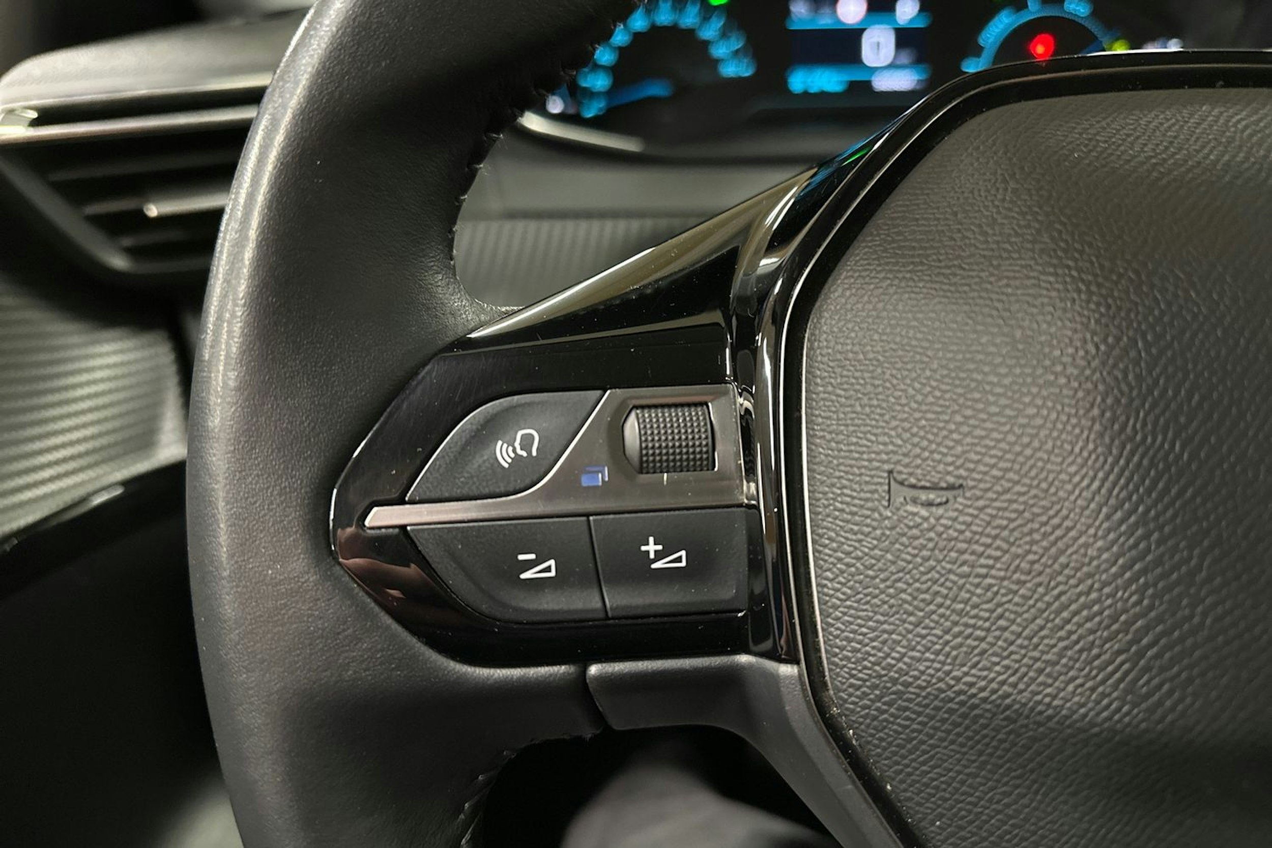 sininen Peugeot e-208 2022 kuva 23.