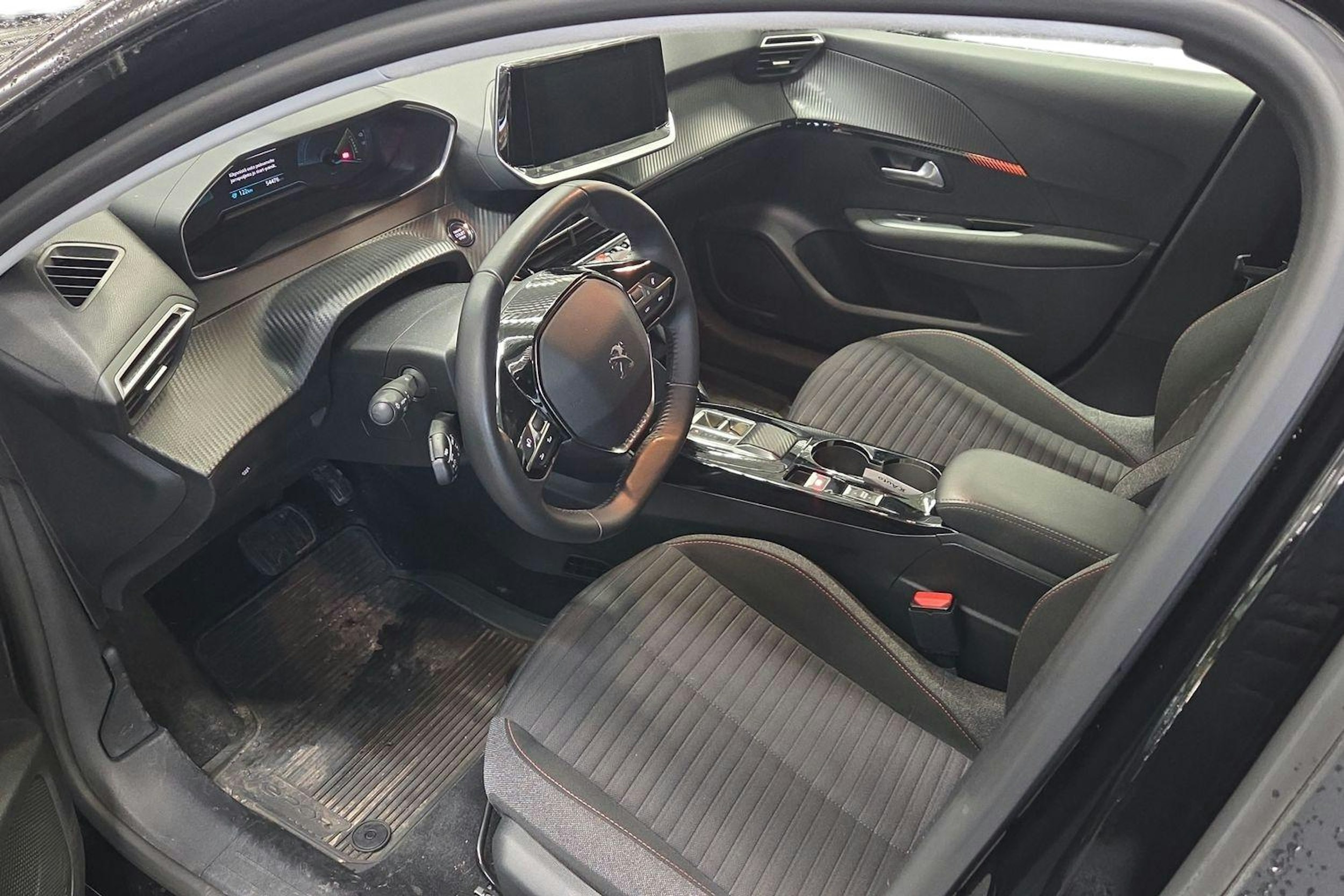 musta Peugeot e-208 2022 kuva 3.