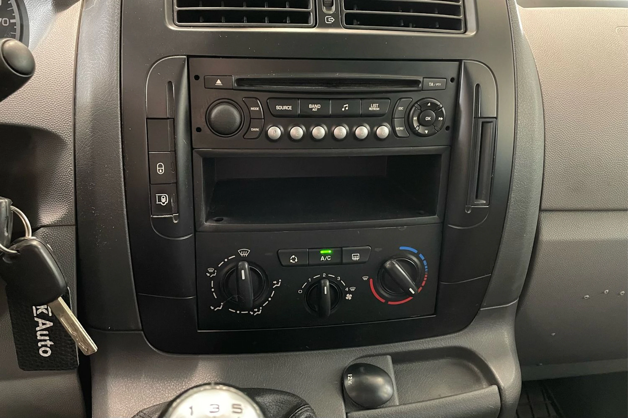 valkoinen Peugeot Expert 2012 kuva 19.