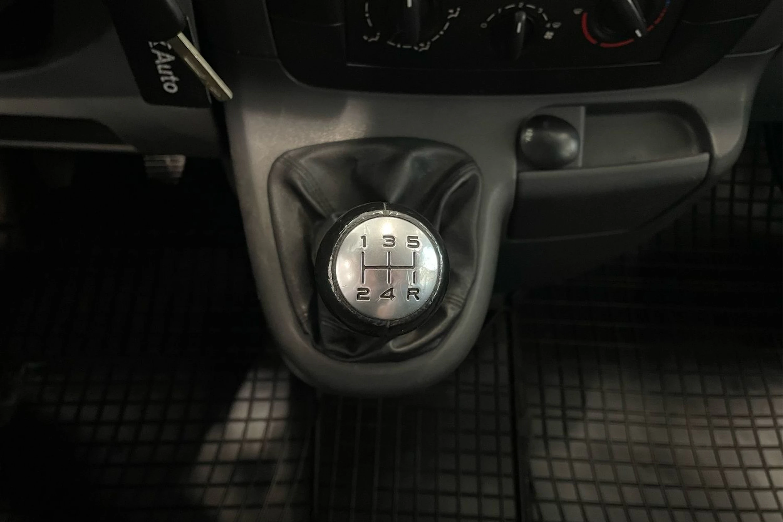 valkoinen Peugeot Expert 2012 kuva 20.