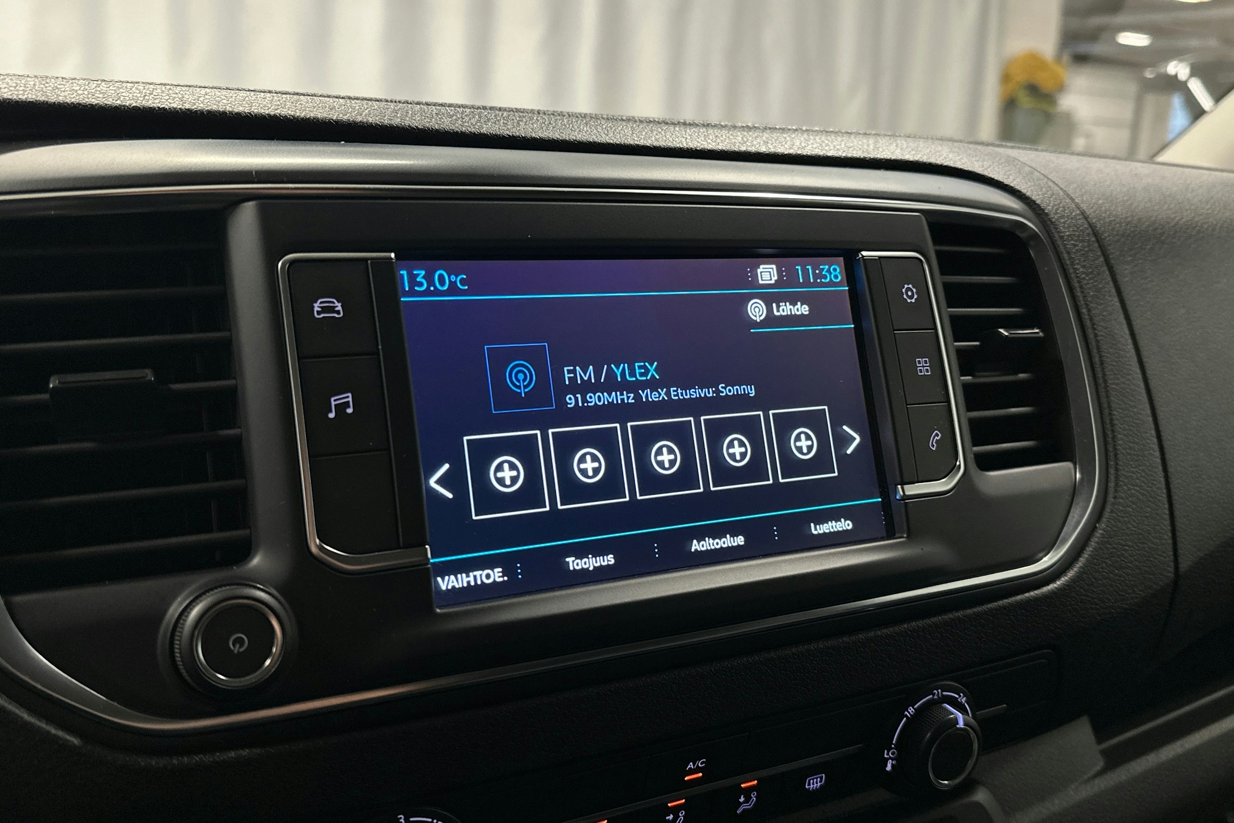 ruskea (beige) Peugeot Expert 2017 kuva 16.