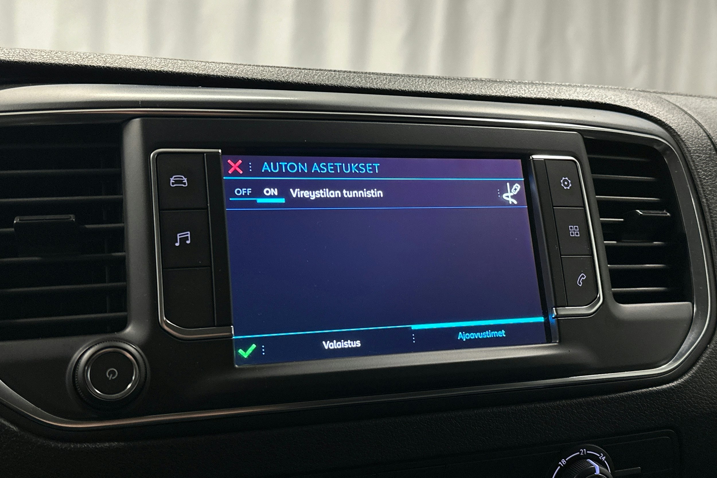 ruskea (beige) Peugeot Expert 2017 kuva 17.