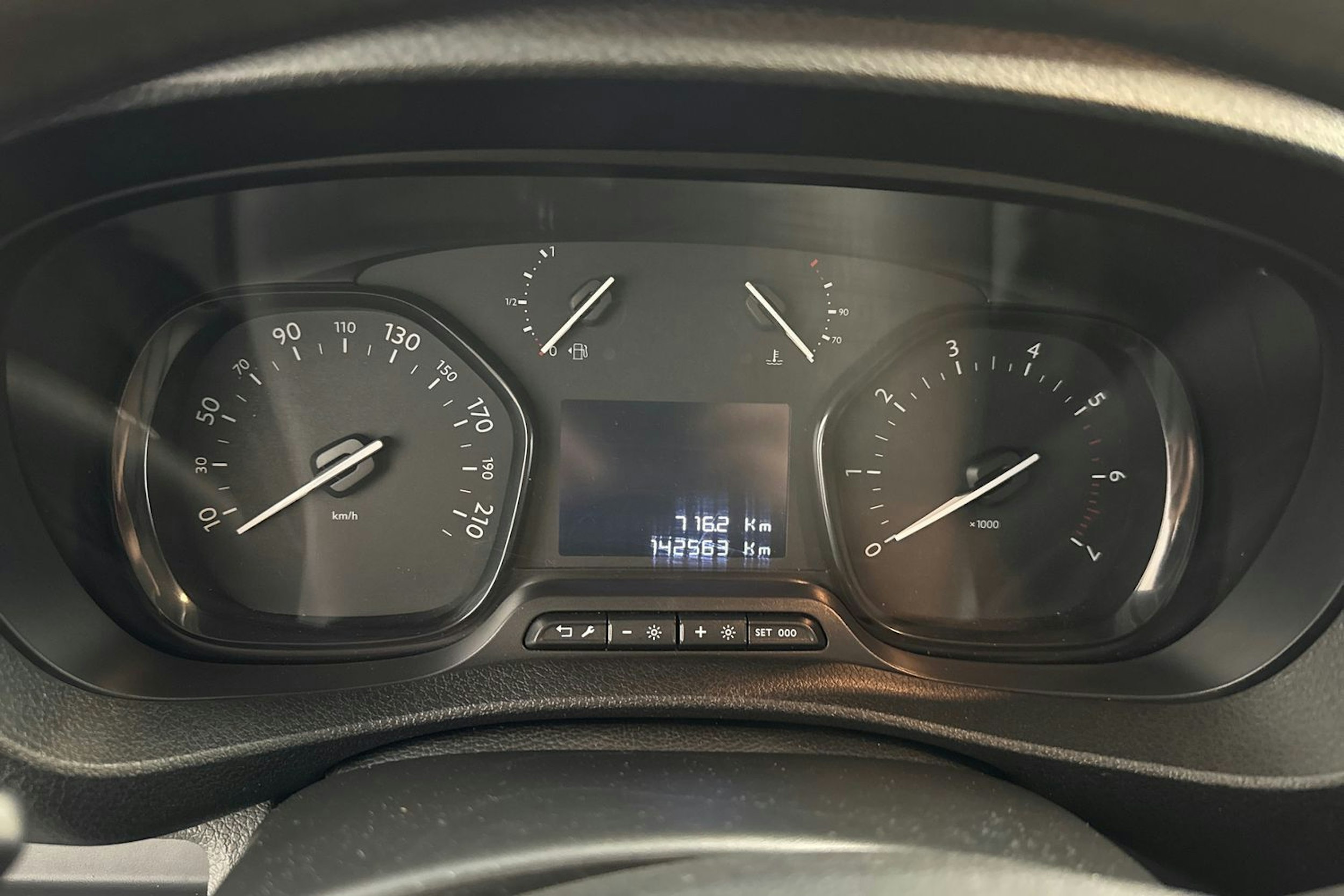 valkoinen Peugeot Expert 2018 kuva 9.