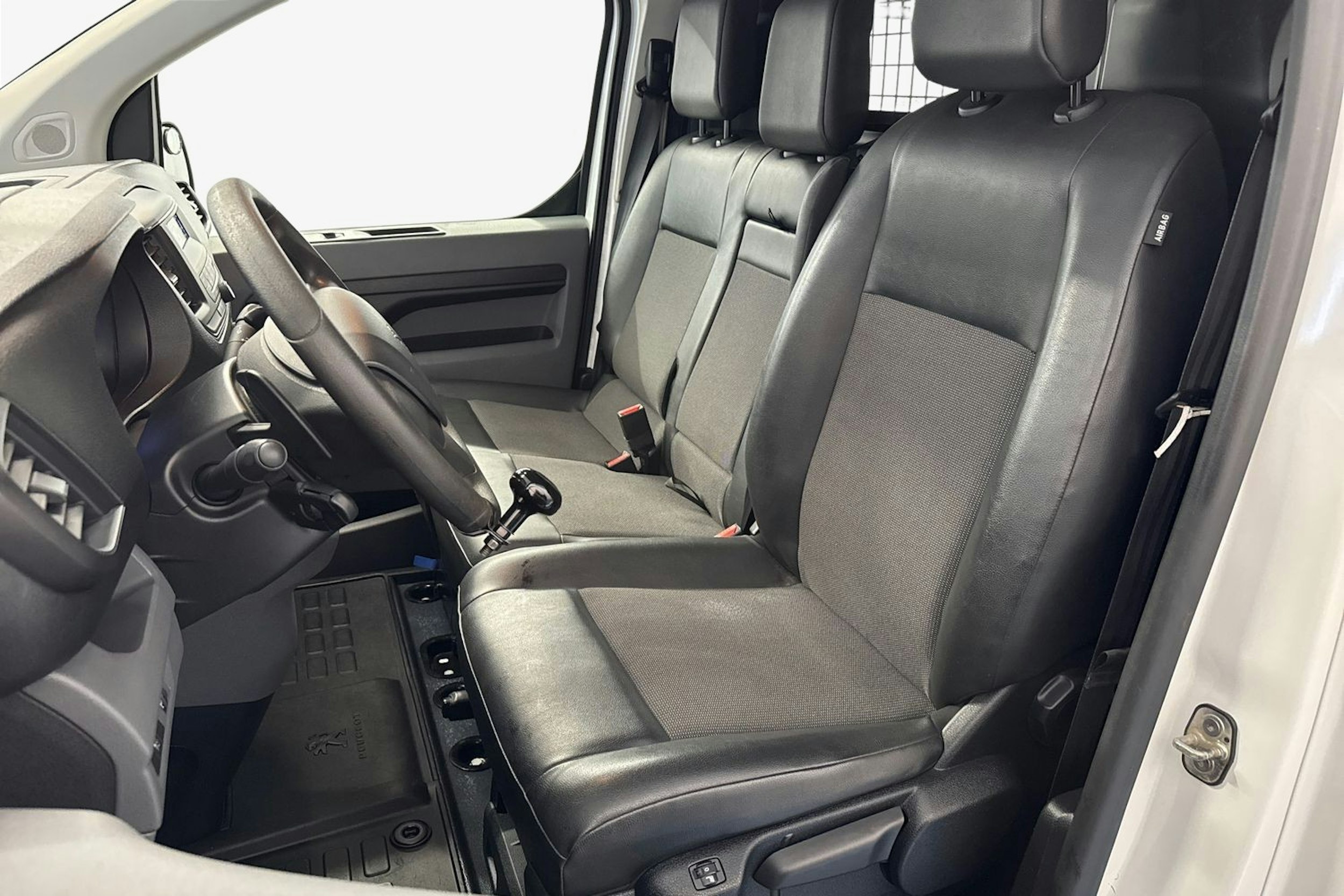 valkoinen Peugeot Expert 2018 kuva 11.