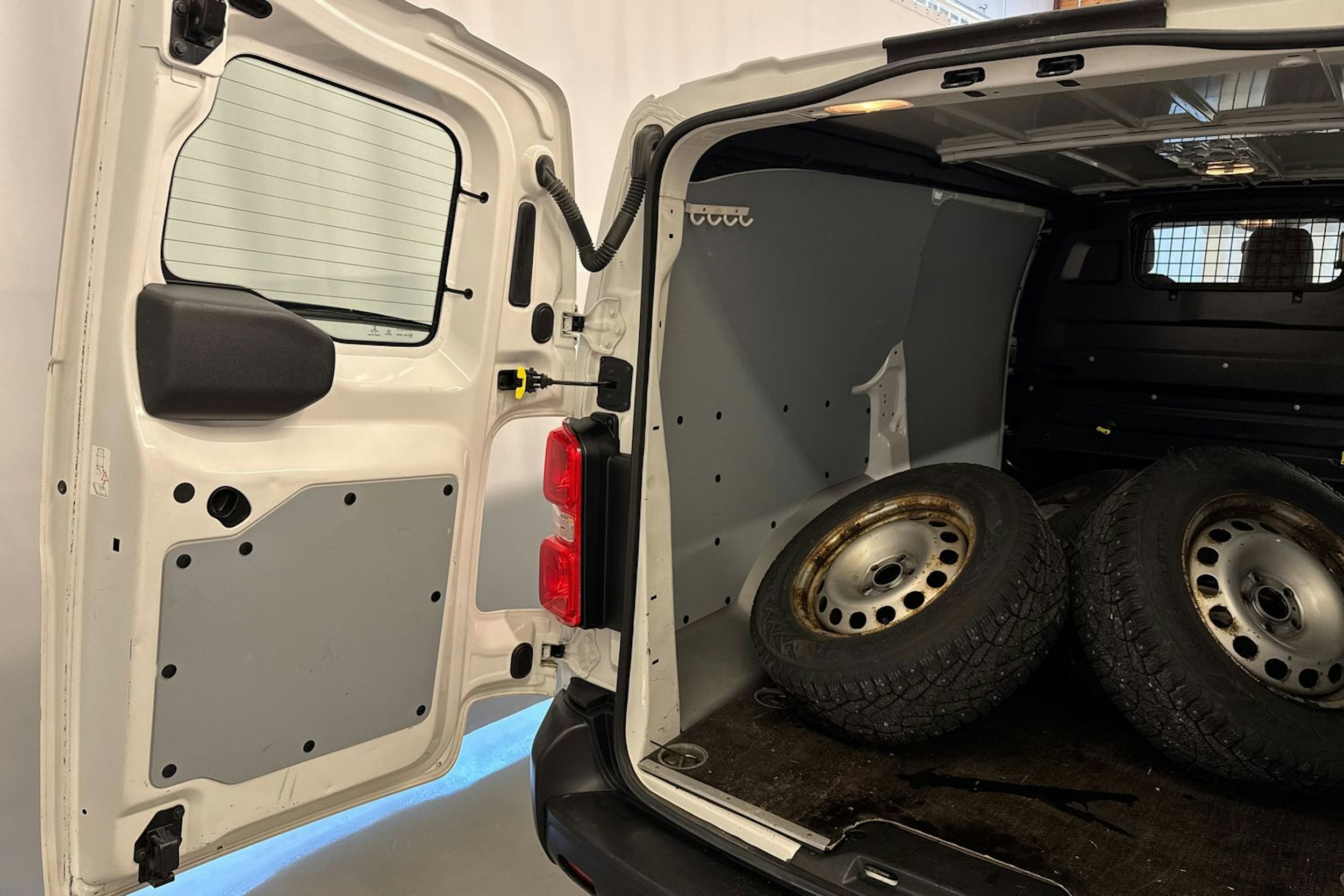 valkoinen Peugeot Expert 2018 kuva 18.