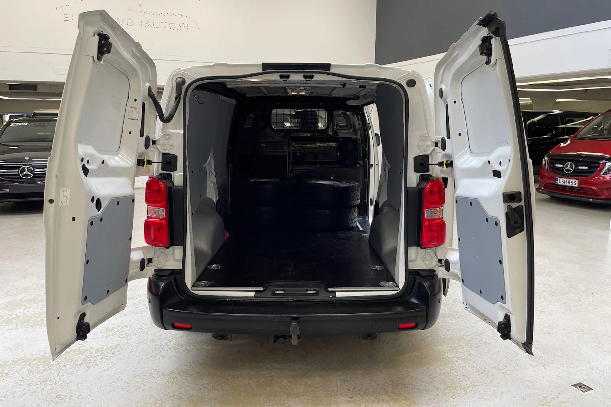 valkoinen Peugeot Expert 2018 kuva 15.