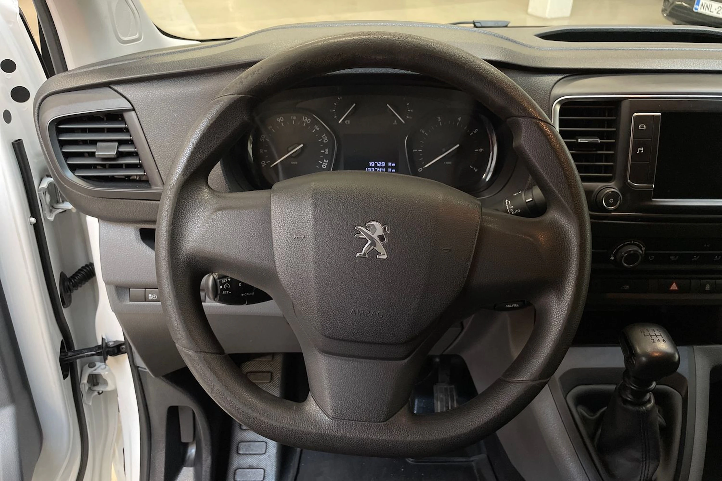 valkoinen Peugeot Expert 2018 kuva 17.