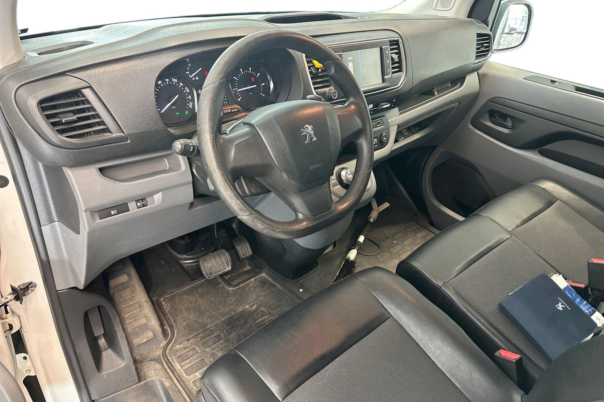 valkoinen Peugeot Expert 2018 kuva 3.