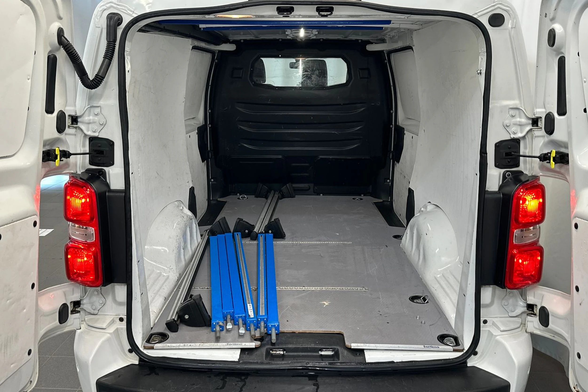 valkoinen Peugeot Expert 2018 kuva 15.