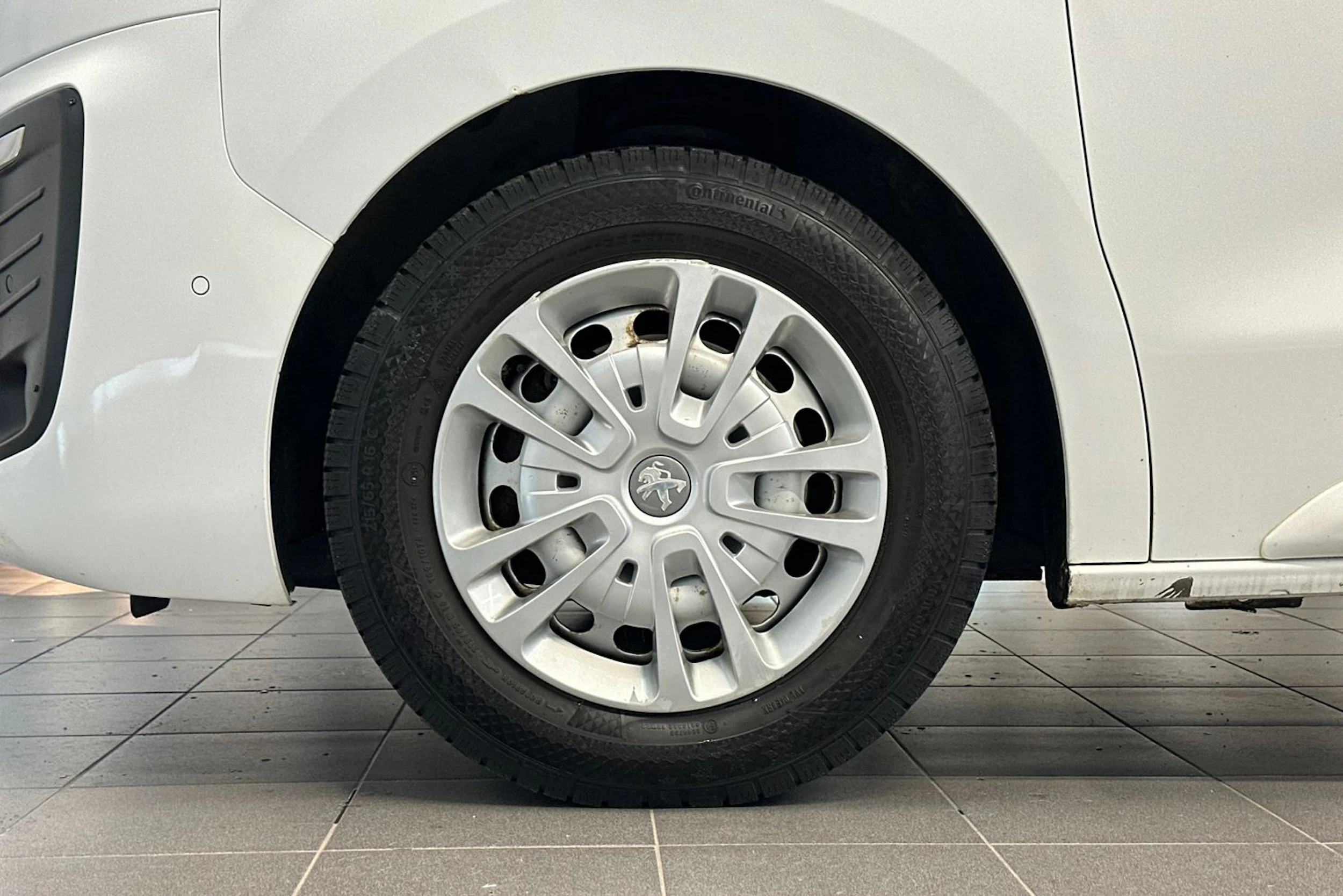 valkoinen Peugeot Expert 2018 kuva 27.