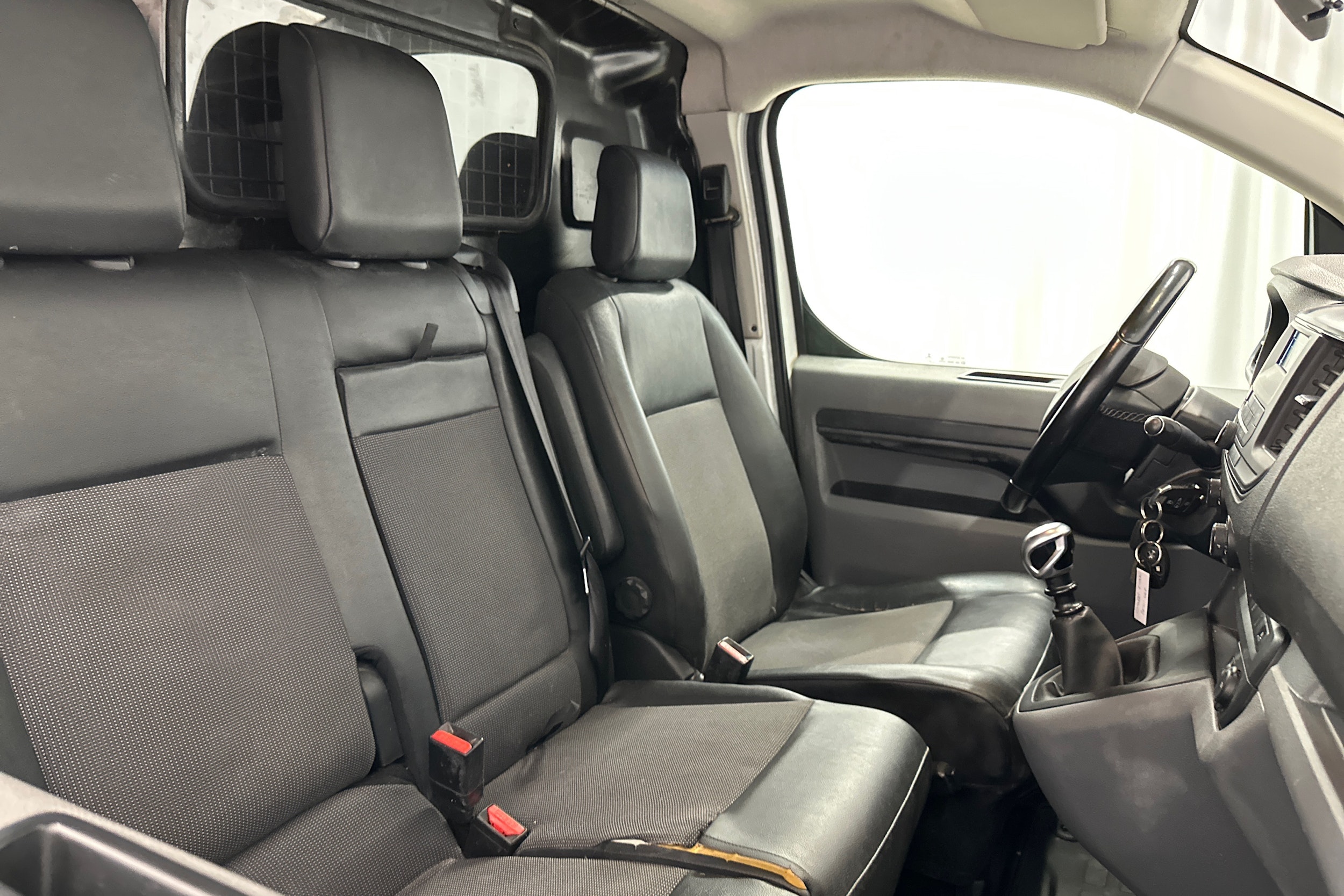 valkoinen Peugeot Expert 2019 kuva 10.