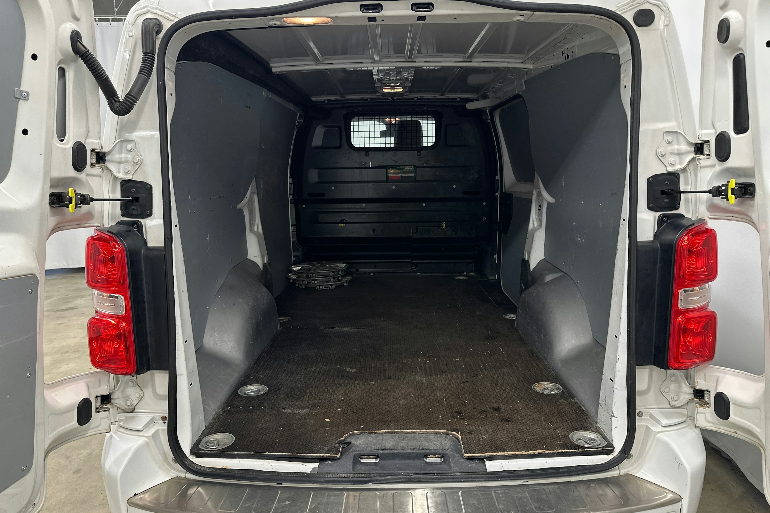 valkoinen Peugeot Expert 2019 kuva 11.